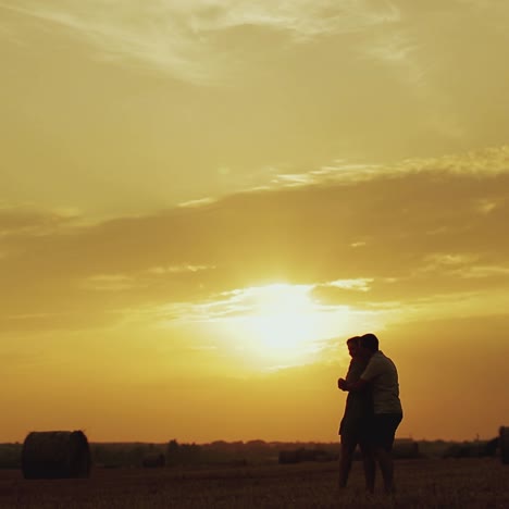 pareja contra la hermosa puesta de sol