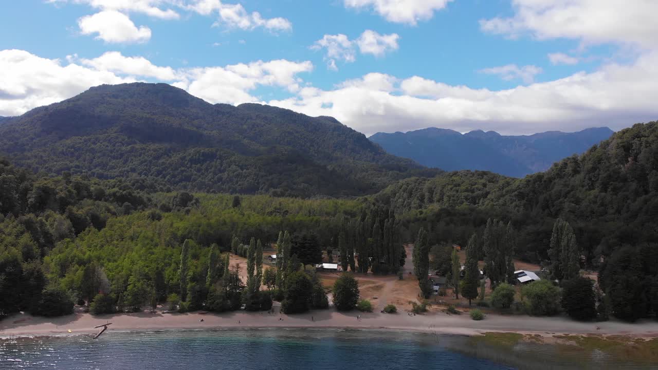 turistas caminan por la playa del camping lago espejo en siete lagos patagonia