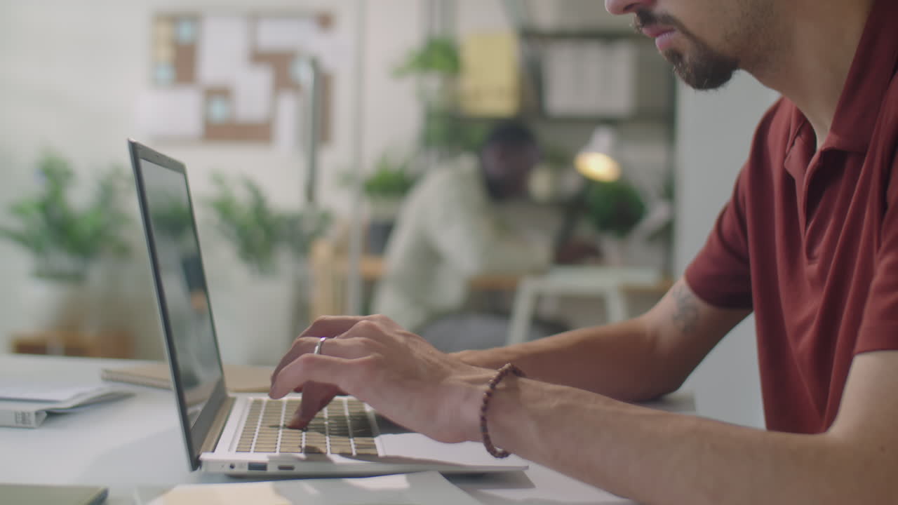 Hombre que trabaja en la computadora portátil en la oficina