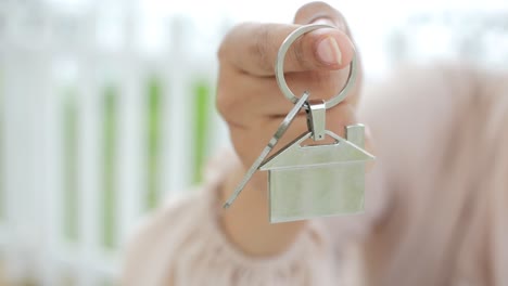 Das-Konzept-Des-Finanzkonzepts,-Frauen-Halten-Einen-Hausschlüsselring-In-Der-Hand