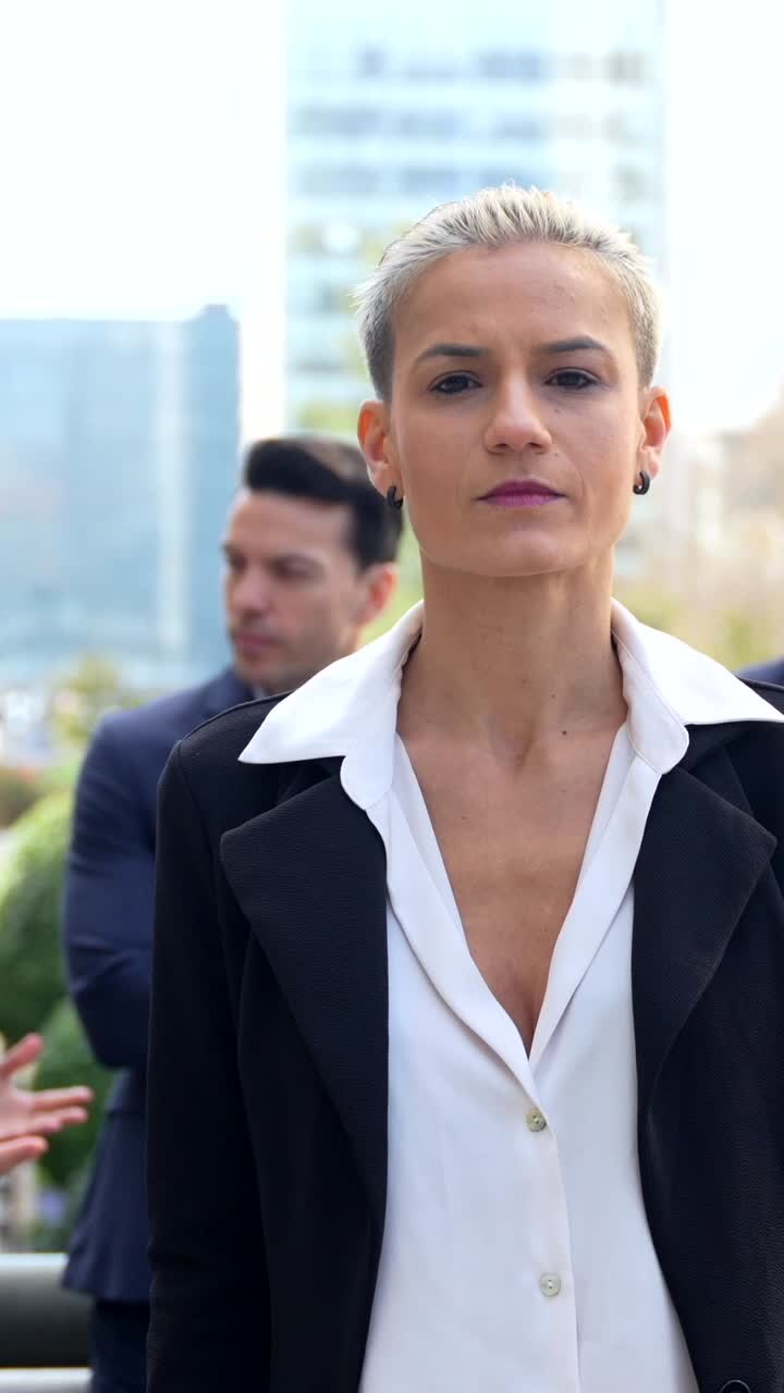 Una donna d'affari sicura che guida la sua squadra