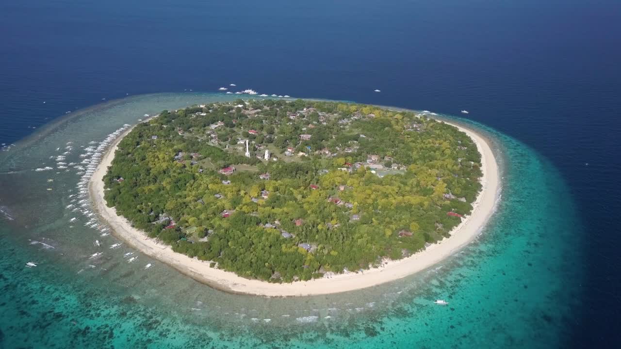toma aérea de seguimiento hacia adelante panorámica de la isla balicasag, bohol, filipinas