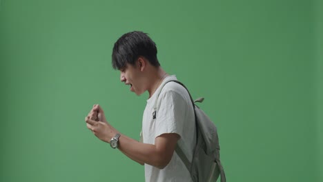 흥분 된 학생 이 전화 로 축하 하고 있다