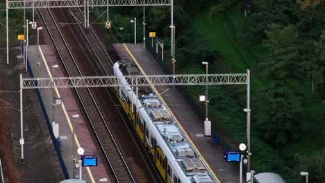 Hochwertige-Drohnenaufnahmen,-Die-Eine-Straßenbahn-Zeigen