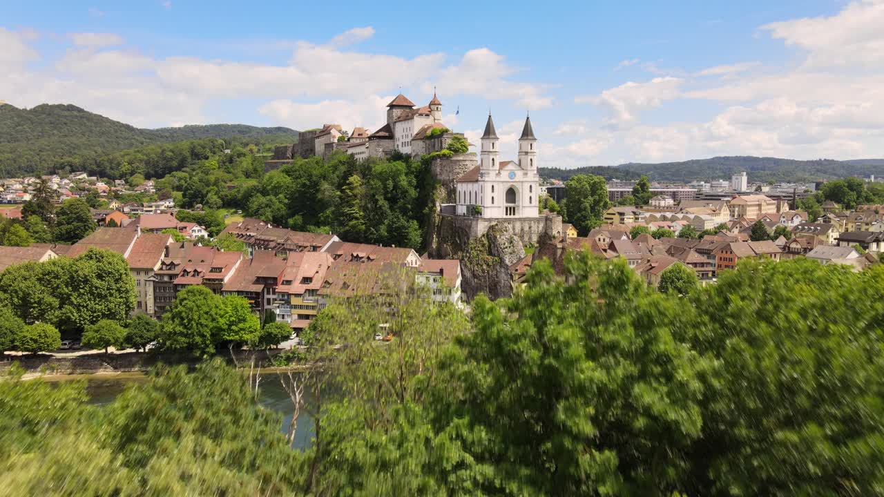 drone revela una toma de la iglesia evangélica y el castillo en aarburg, suiza
