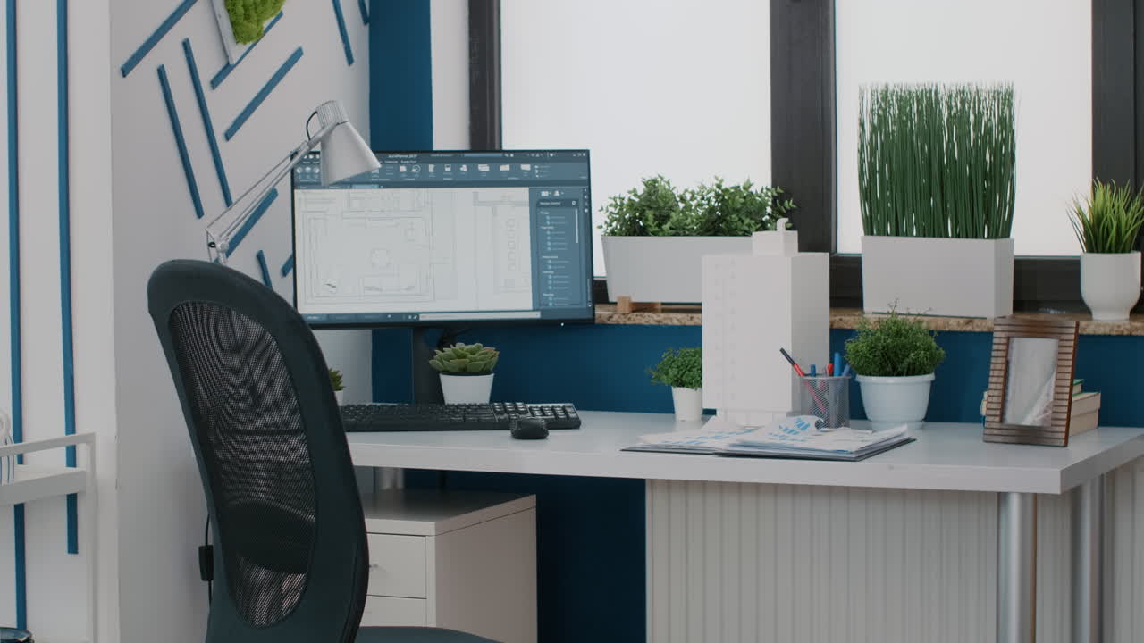 Configurazione ufficio domestico con computer e piante
