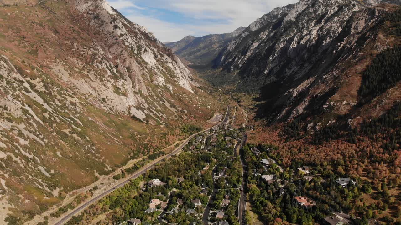 toma de drones de un pequeño vecindario en la base del pequeño cañón de cottonwood en salt lake city, utah