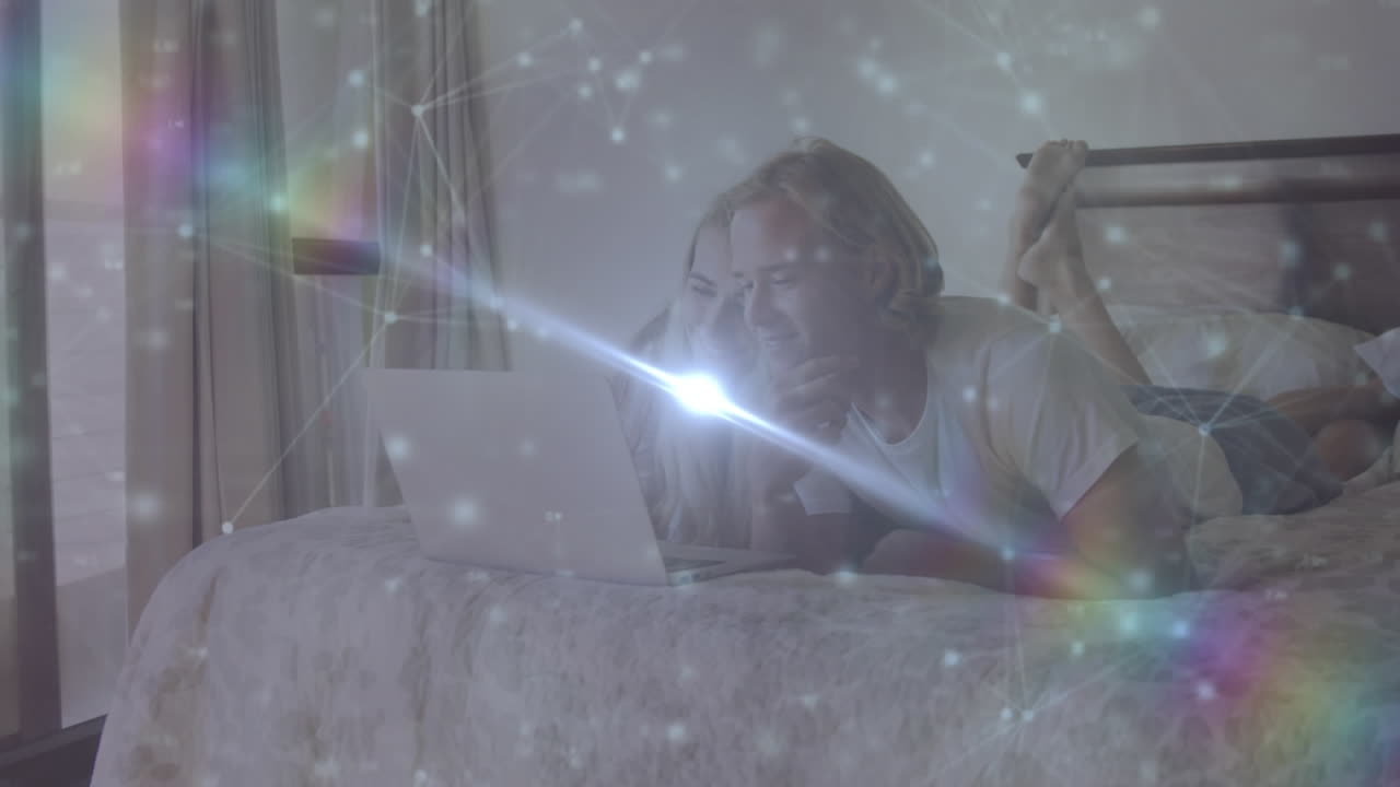 노트북을 사용하여 백인 부부 위에 움직이는 모양의 애니메이션