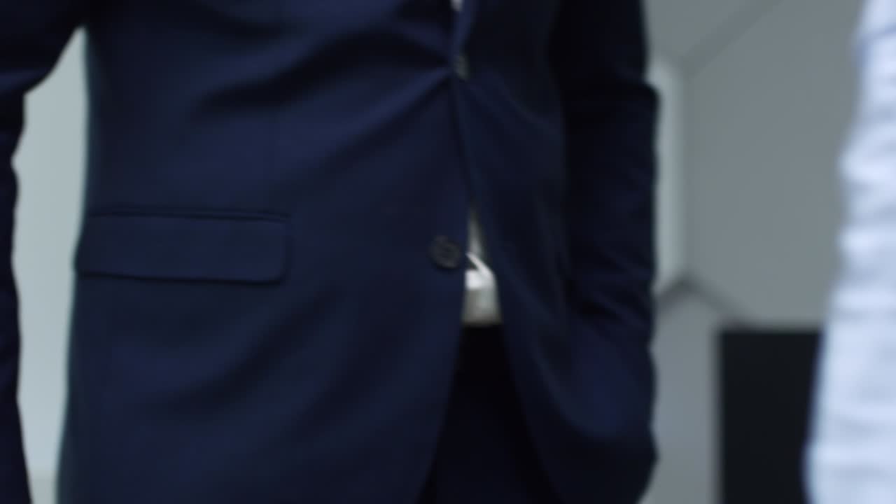 apretón de manos de un hombre de negocios y una mujer de negocios