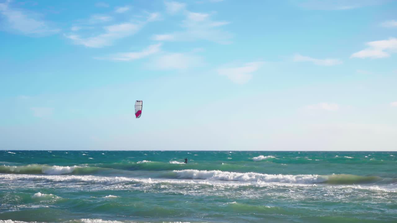 kitesurf solo en el mar en 60fps