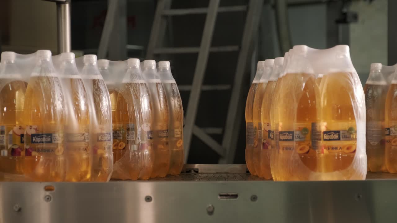 음료 공장에서 포장 라인을 위한 현대적인 스트 및 운송 기계