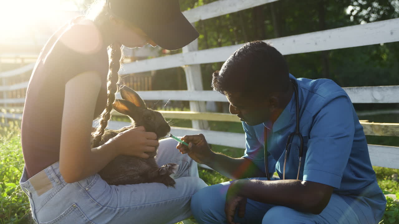 야외에서 귀여운 토끼를 들고 있는 농부