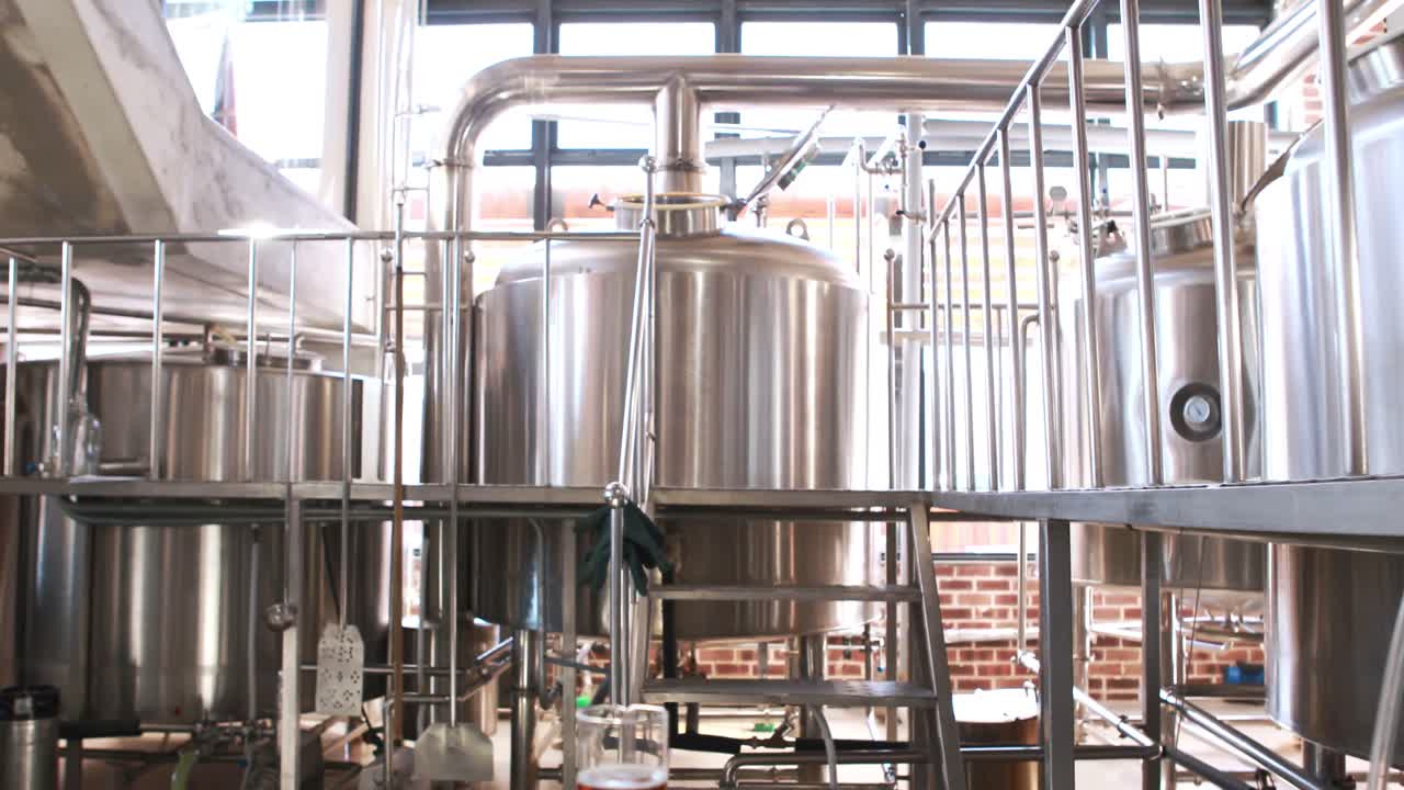 cerrar un recipiente de acero para hacer cerveza