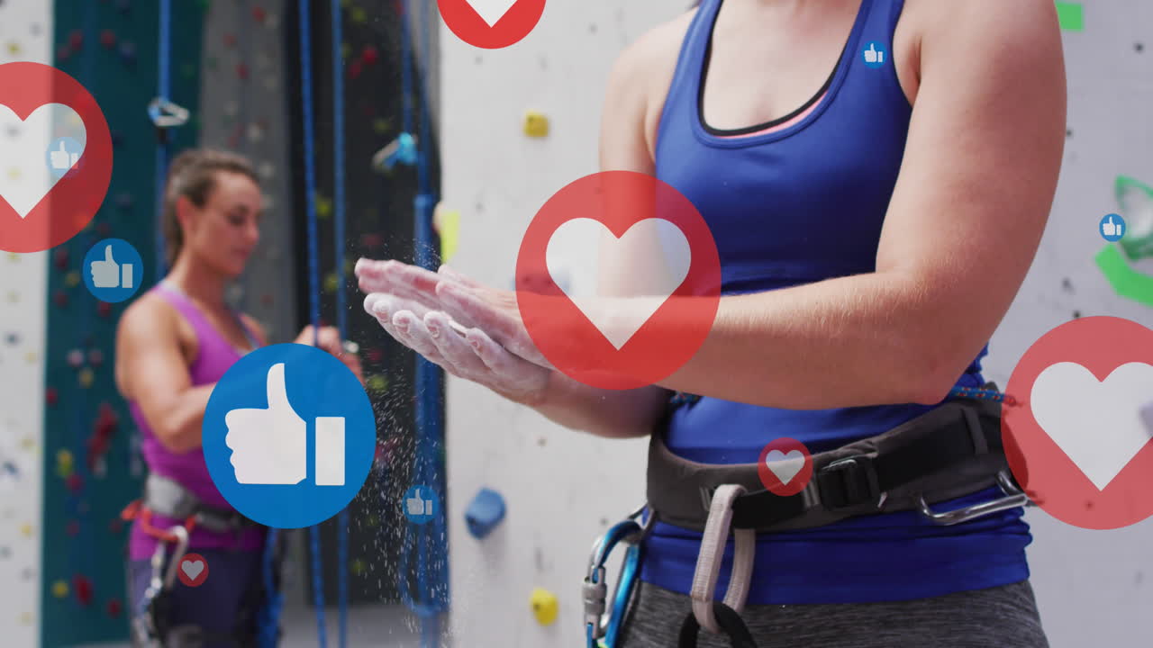 클라이밍 벽에 있는 두 명의 백인 여성 위에 있는 미디어 아이콘의 애니메이션