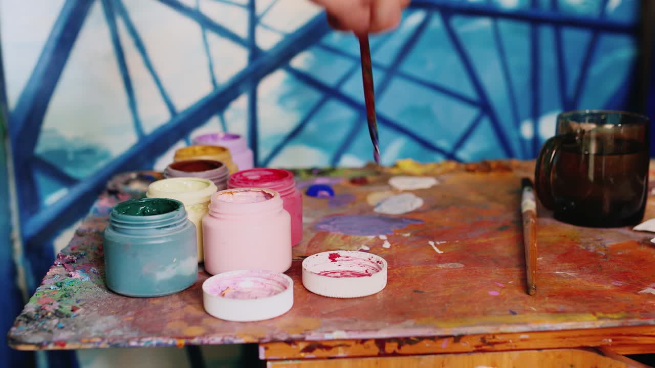 artista pintor a mano mezcla pintura cerca se encuentra un frasco de pintura
