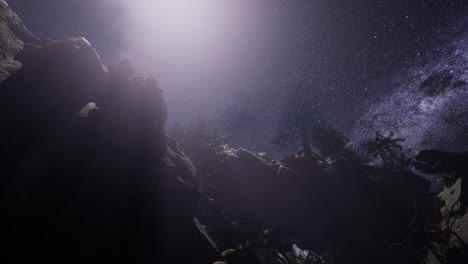 la galaxia de la vía láctea sobre las paredes del cañón de piedra arenisca