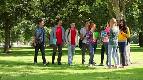 grupo de estudiantes que se reúnen afuera