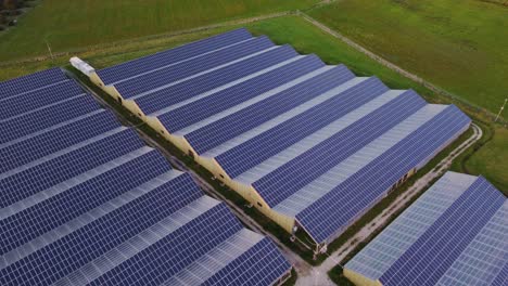 Vista-Aérea-De-La-Matriz-De-Paneles-Solares-De-Los-Techos-De-Las-Granjas-De-Invernadero-Durante-El-Día