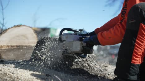 Holzfäller-Schneidet-Auf-Einer-Baustelle-Mit-Einer-Kettensäge-Bäume-In-Zwei-Hälften