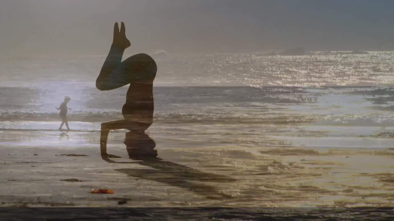 Donna che fa yoga sulla spiaggia al tramonto