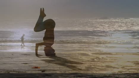 Frau-Macht-Yoga-Am-Strand-Bei-Sonnenuntergang