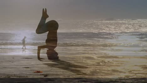 mujer haciendo yoga en la playa al atardecer