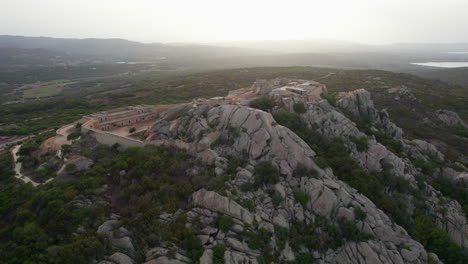 La-Fortezza-Di-Monte-Altura,-Cerdeña:-Vista-Aérea-Orbital-Durante-La-Puesta-De-Sol-Sobre-Esta-Hermosa-Fortaleza