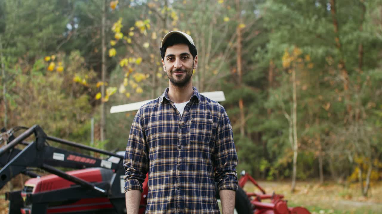 un granjero sonriente en el campo de otoño