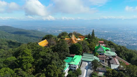 templo de la montaña de chiang mai wat phra que doi suthep doi pui parque nacional sitio de peregrinación budista en la cima de la montaña con vistas a la ciudad de chiang mai