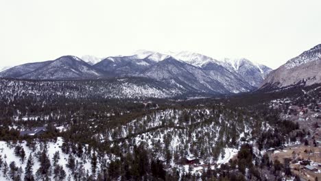 Collegiate-Peaks-in-Colorado-on-an-overcast-day-during-the-winter,-drone-flying-away