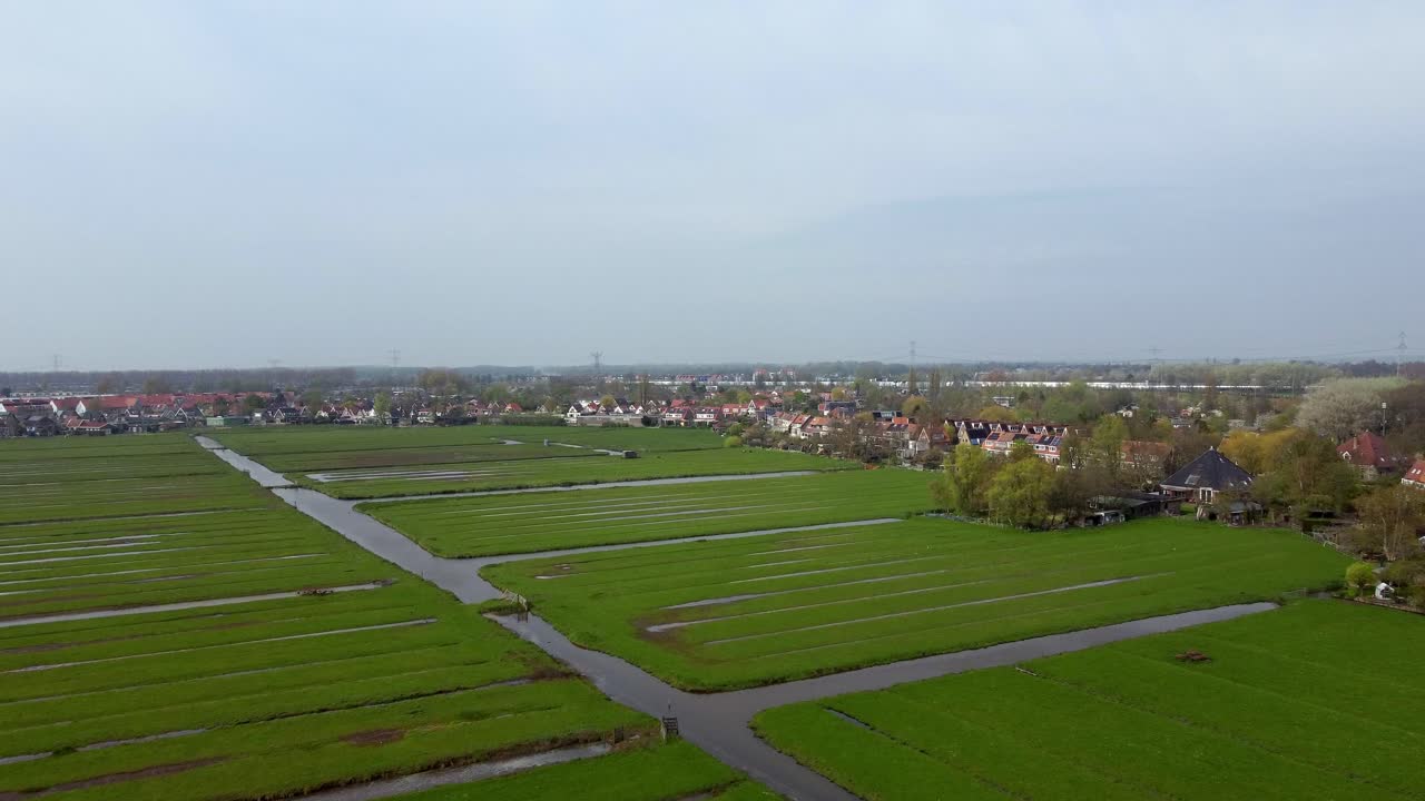 네덜란드 암스테르담의 노르드 보로의 카돌렌 동네에 있는 농장과 물 폴더