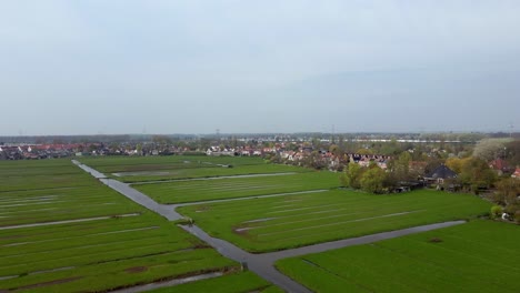 Granja-Y-Pólder-De-Agua-En-El-Barrio-De-Kadoelen-En-El-Distrito-Norte,-Amsterdam,-Países-Bajos