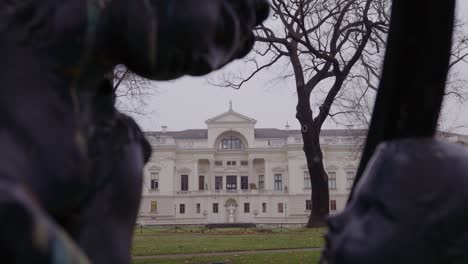 el jardín y el palacio de la ciudad de la familia principesca de liechtenstein están profundamente arraigados en la historia de viena y son un famoso destino turístico para los turistas en austria