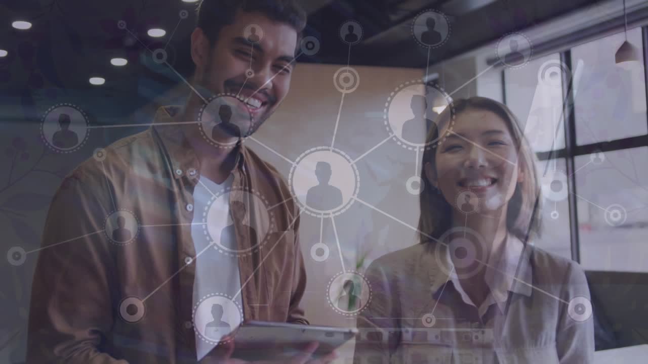 Video digital muestra una red de negocios global con un EE. UU. caleidoscópico sobre una pareja