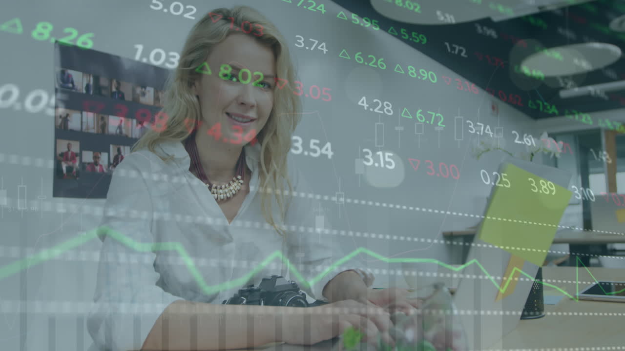 animación del procesamiento de datos del mercado de valores contra una mujer caucásica usando una computadora portátil y sonriendo en la oficina