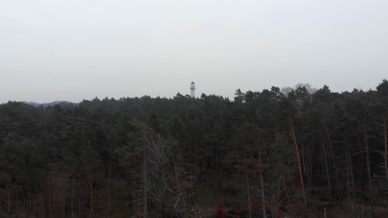 toma aérea del faro en el bosque boreal en ustka