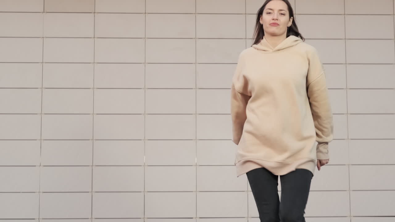 도시 환경에서 춤을 추는 세련된 여성