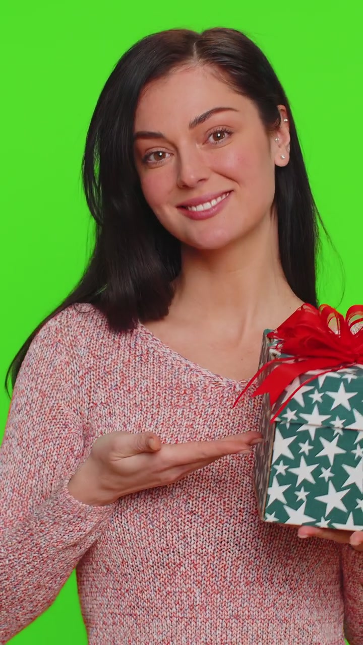 La donna che presenta la scatola regalo di compleanno allunga le mani offre un regalo avvolto carriera festeggiare il bonus