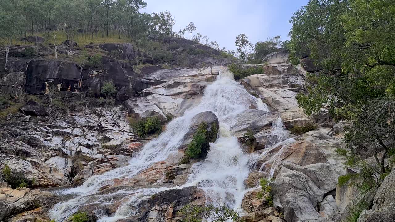 에메랄드 크릭 폭포 아래로 계단식 폭포