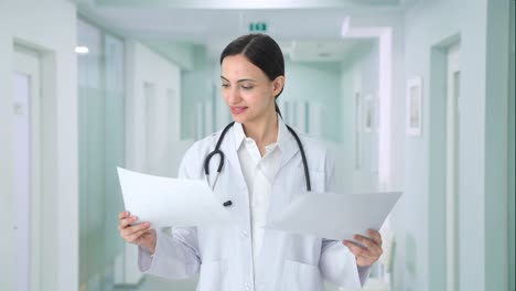 doutora indiana feliz a verificar relatórios médicos