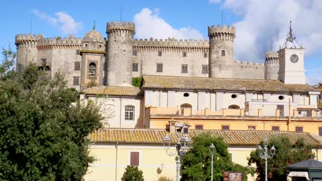 Panoramablick-Auf-Das-Stadtzentrum-Von-Bracciano-Und-Auf-Die-Berühmte-Burg-Im-Hintergrund