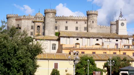 vista panorámica del centro de la ciudad de braciano y de su icónico castillo en el fondo