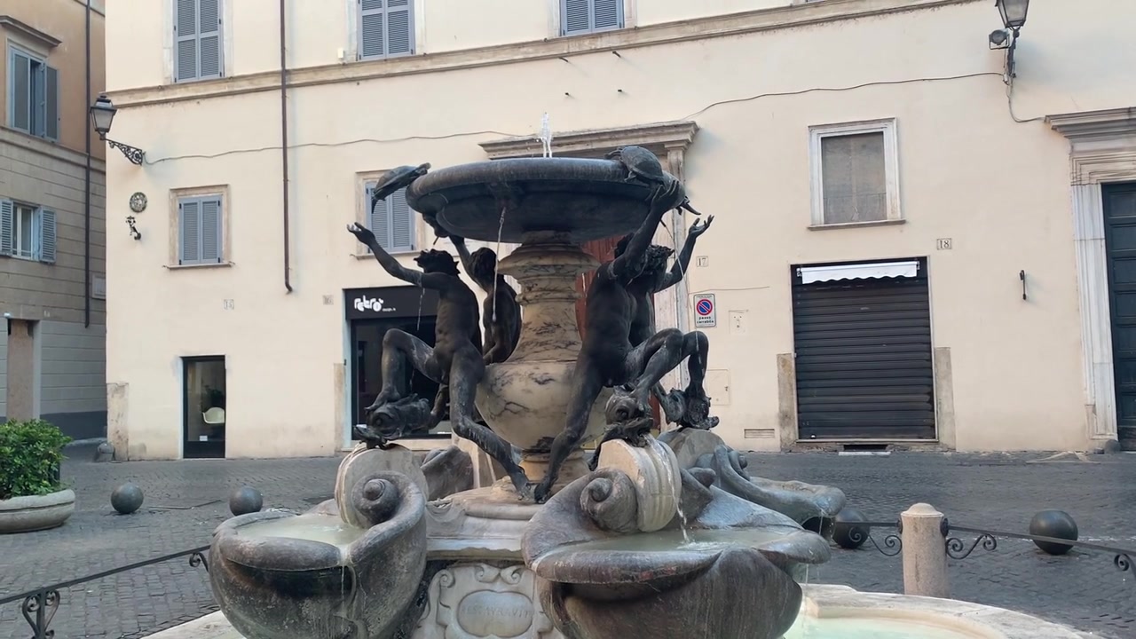 Scatto della famosa Fontana delle Tartarughe (Fontana delle Tartarughe) situata in Piazza Mattei all'interno del Ghetto Ebraico di Roma