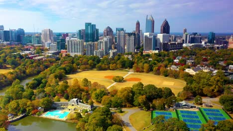 Un-Dron-Aéreo-Disparó-Lentamente-Dando-Vueltas-Alrededor-Del-Parque-Piedmont-Cerca-Del-Centro-De-Atlanta,-Georgia,-Mirando-Hacia-Las-Piscinas,-Las-Canchas-De-Tenis-Y-Los-Campos-De-Softball