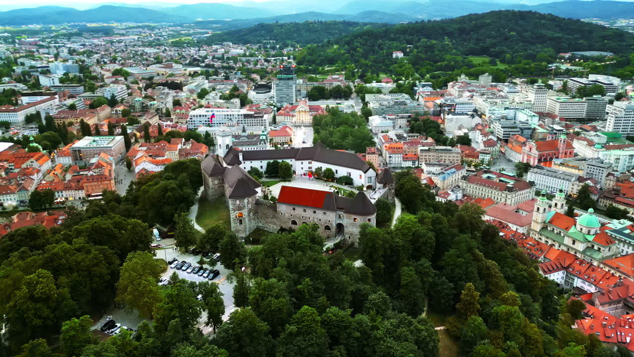 Letecký pohled dronem na Zadar, Chorvatsko. Pevnost se nachází na vrcholu kopce se starými budovami v pozadí