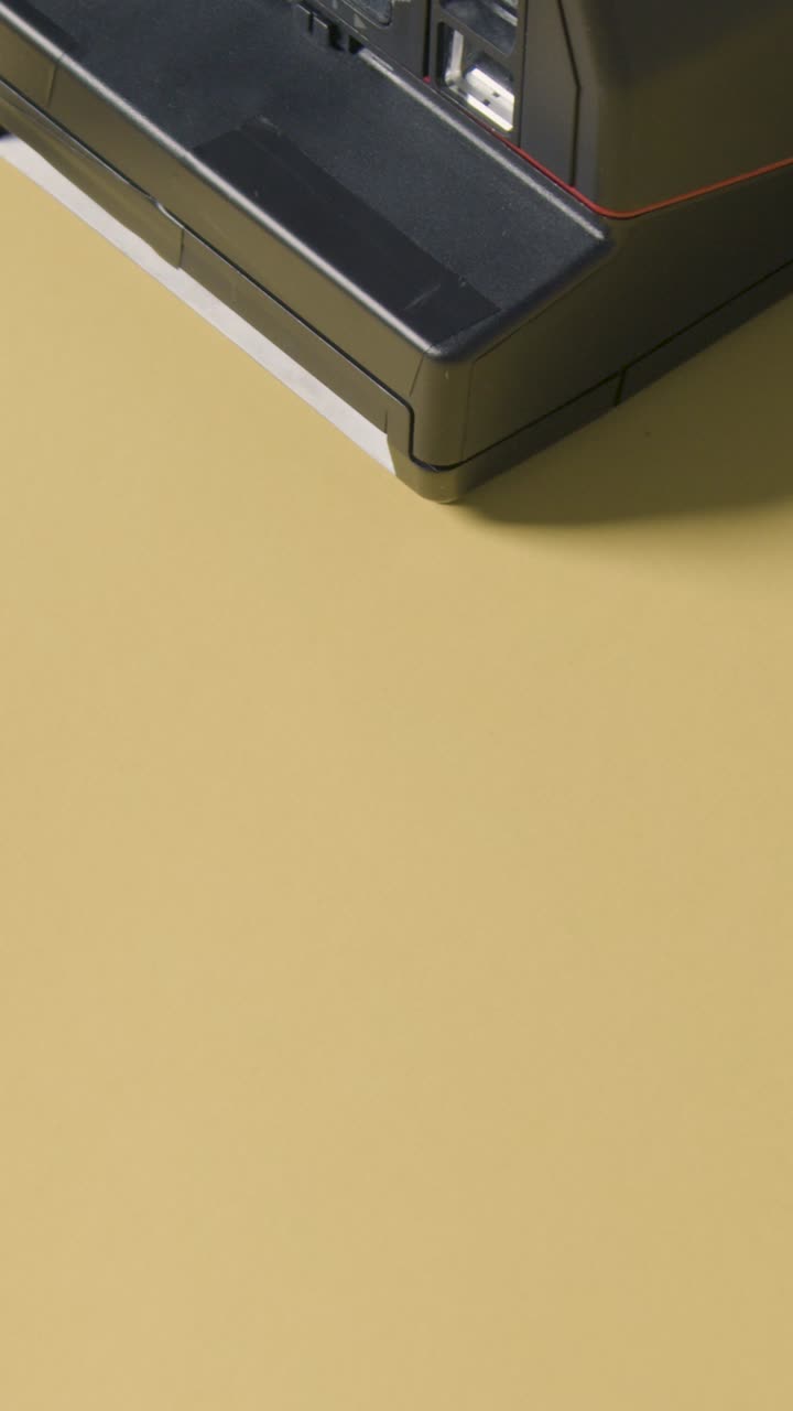 수직적인 여름 휴가 컨셉: 인스턴트 카메라, 쇼트, 선글라스, 해변 수건