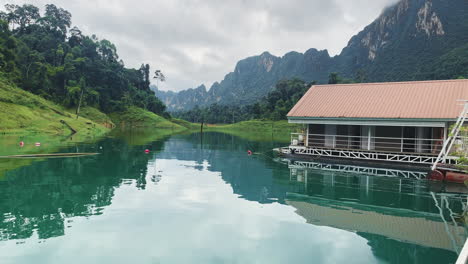 el parque nacional de khao sok es una reserva natural en el sur de tailandia. vista panorámica del paisaje marino desde un barco.