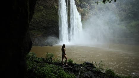 Silhouette-Einer-Jungen-Frau-An-Einem-Wasserfall-In-Kauai,-Hawaii