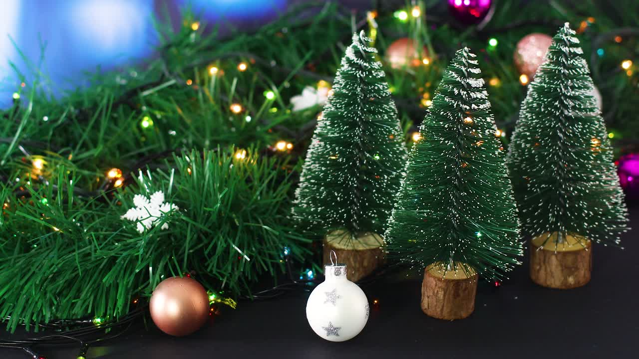 decoración brillante de navidad con luces parpadeantes, adornos de navidad y pequeños pinos