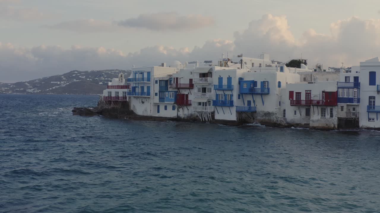 pequeña venecia en mykonos al amanecer con nubes coloridas detrás